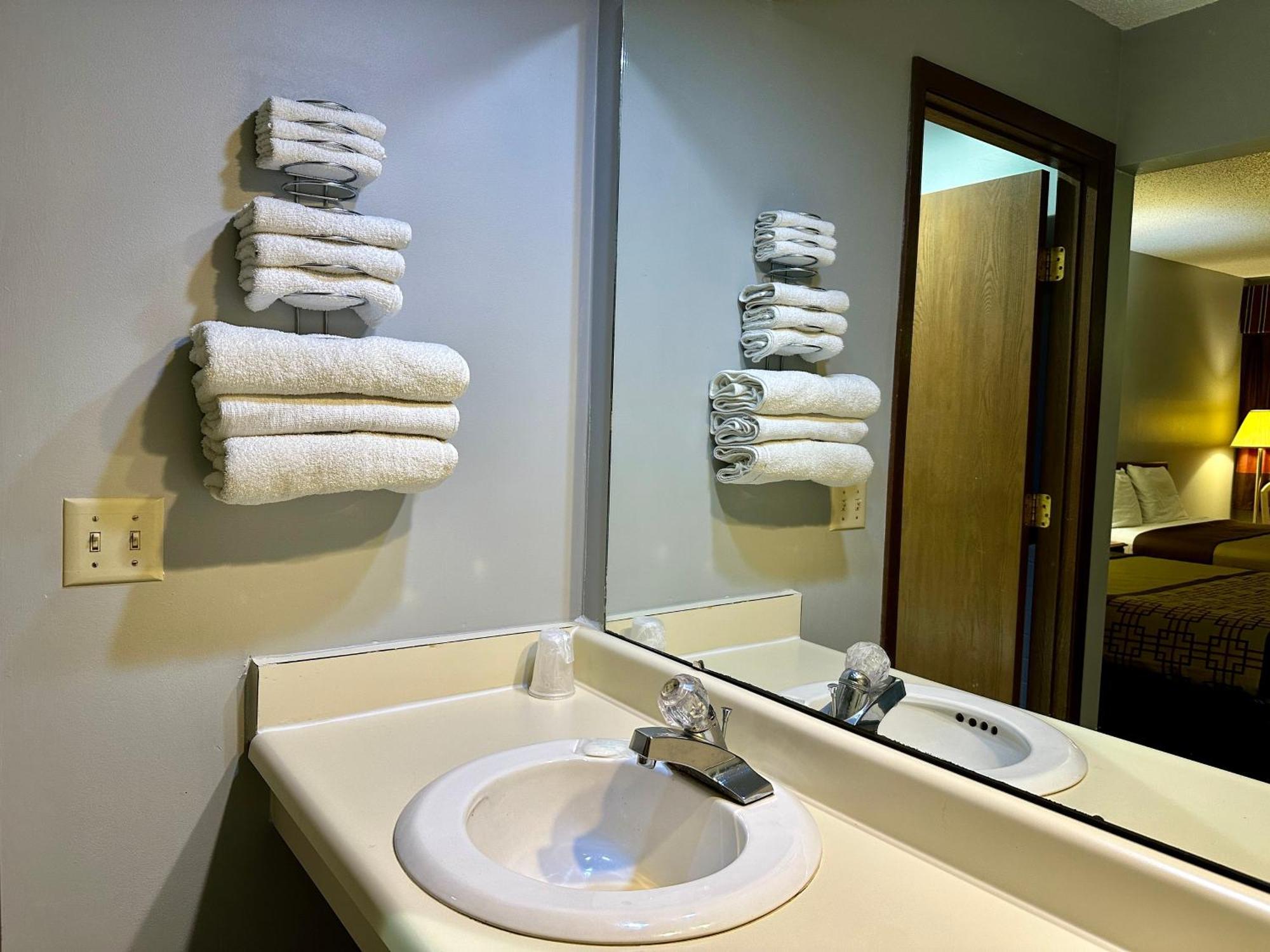 Thunderbird Motor Inn Baraboo Dış mekan fotoğraf