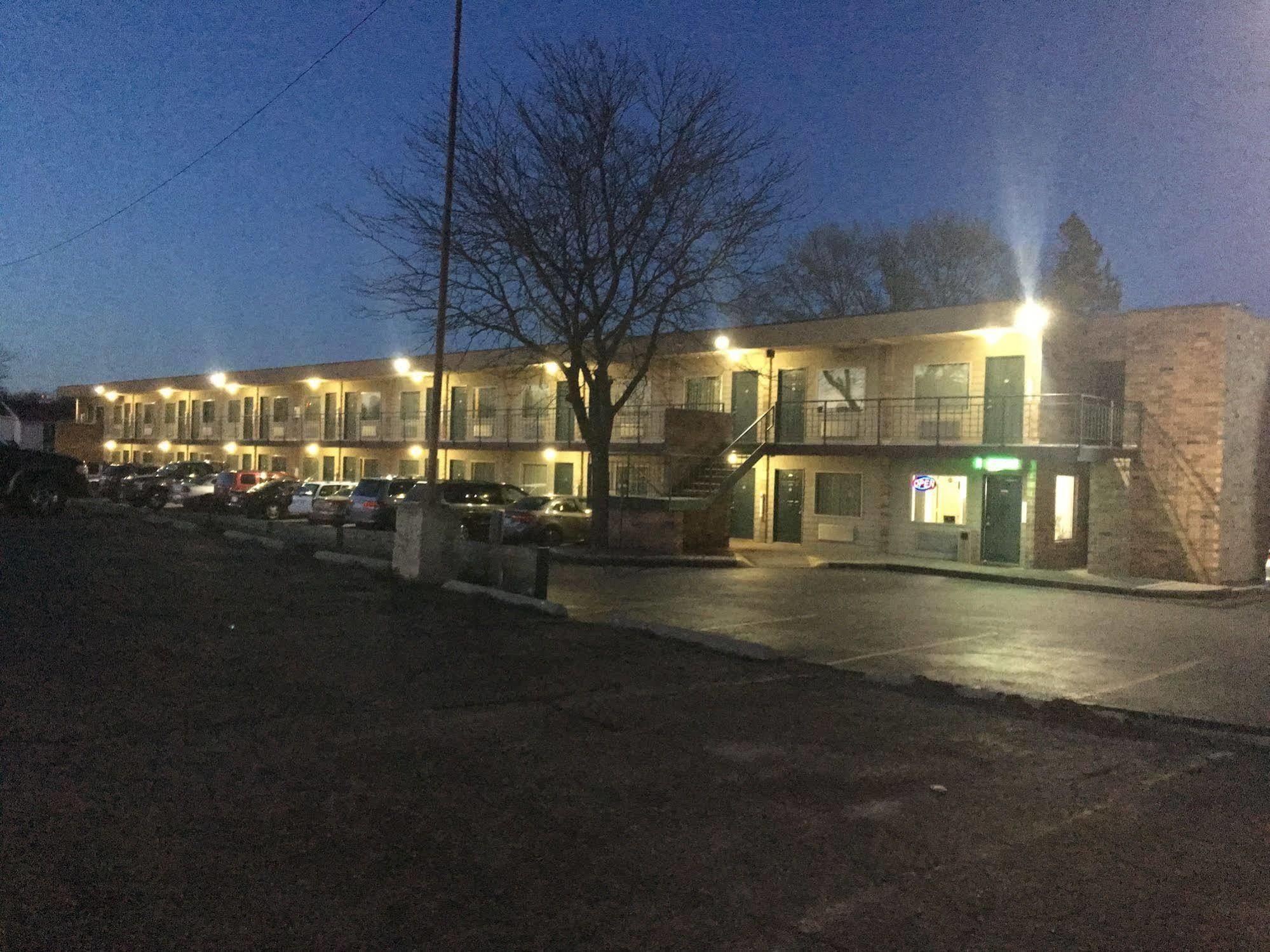 Thunderbird Motor Inn Baraboo Dış mekan fotoğraf