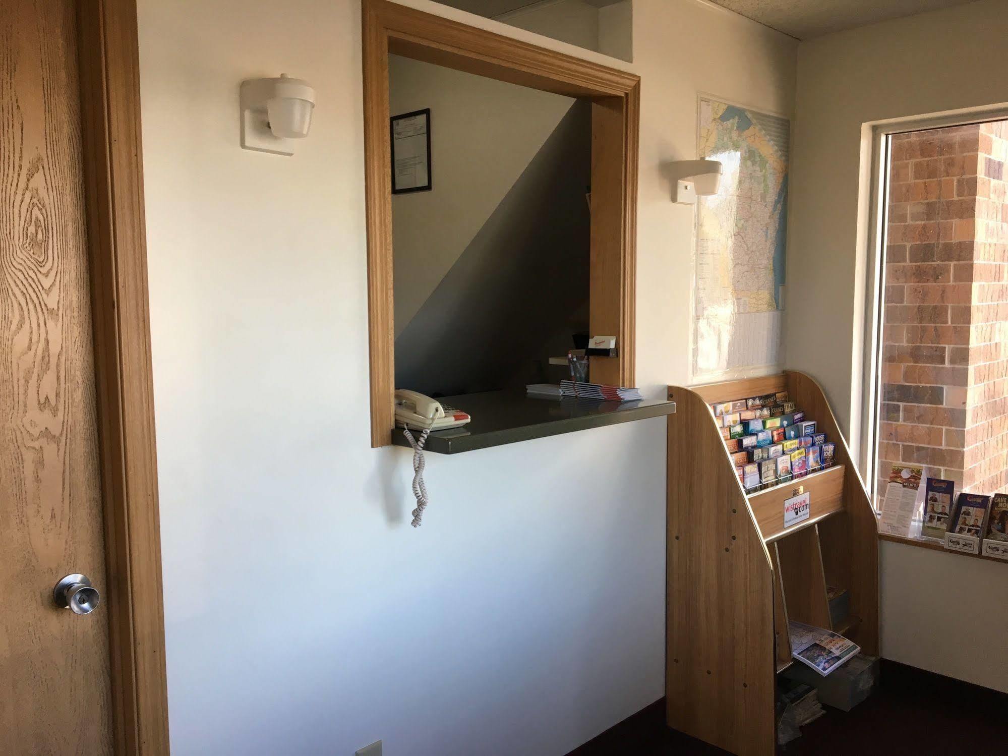 Thunderbird Motor Inn Baraboo Dış mekan fotoğraf